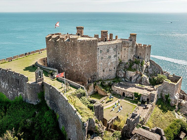 Blick auf die Burg auf Jersey mit Wasser im Hintergrund