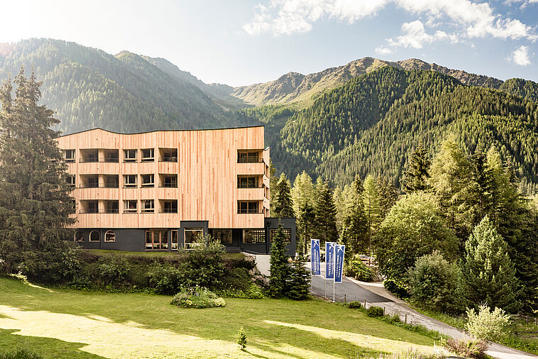 Blick auf ein modernes Hotel in den Bergen