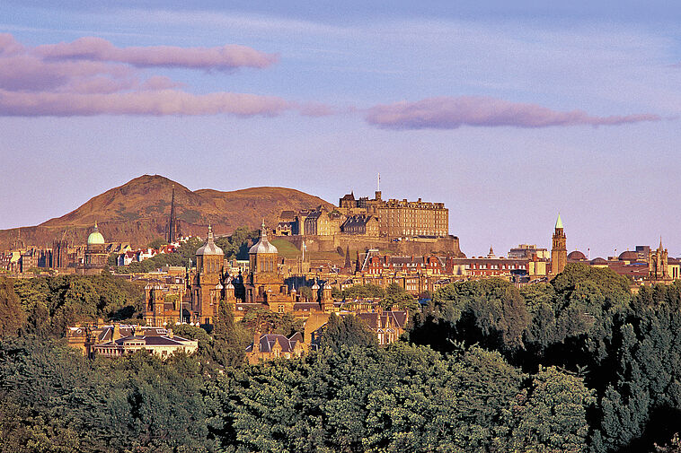 Abendlicher Blick auf die Stadt Edinburgh