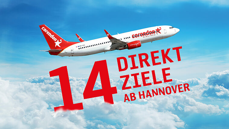 Flugzeug der Corendon Airlines über den Wolken.