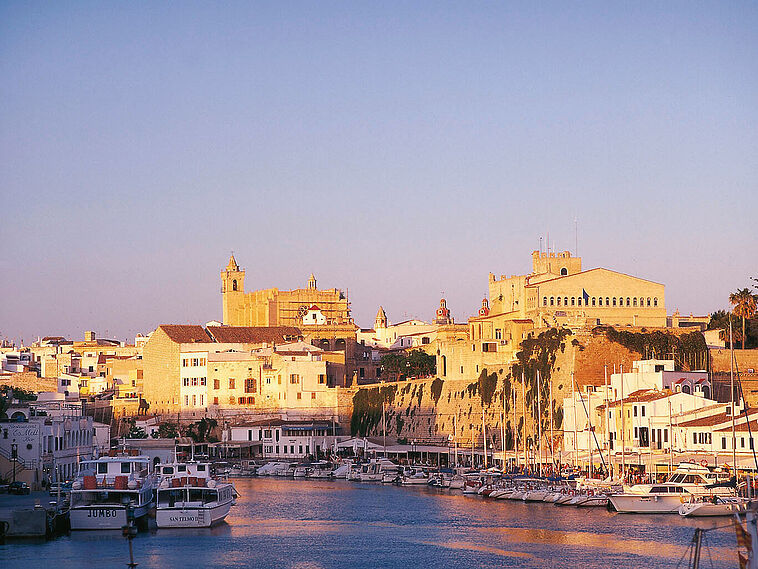 Blick auf die spanische Stadt Ciutadella im Hintergrund