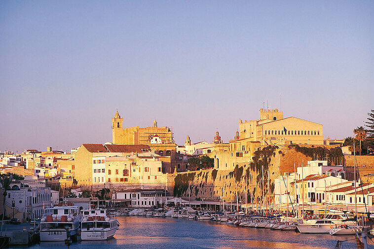 Blick auf die spanische Stadt Ciutadella im Hintergrund