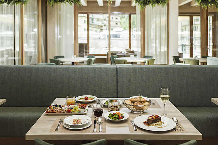 Tisch mit Frühstück in einem Hotel