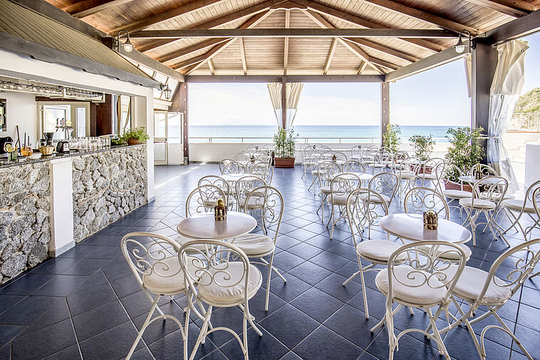 Blick durch eine Bar aufs Meer