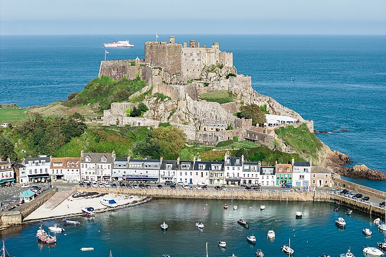 Blick auf eine Burg am Meer auf Jersey
