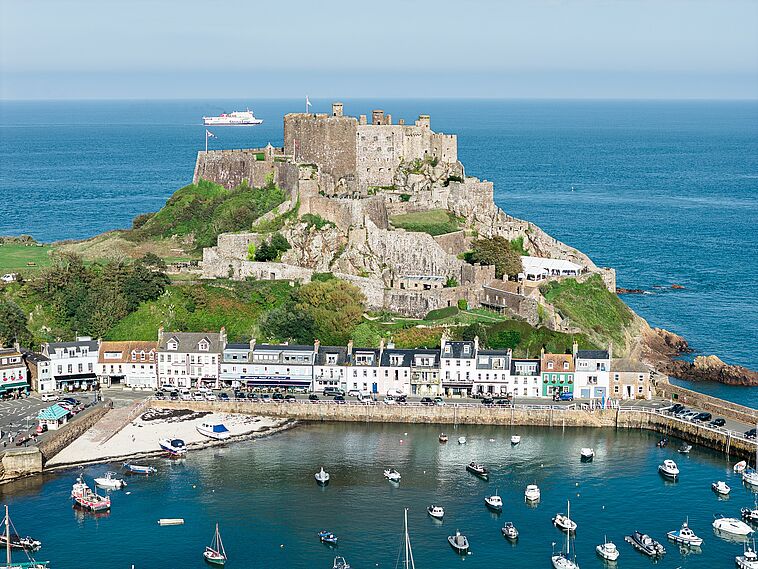 Blick auf eine Burg am Meer auf Jersey