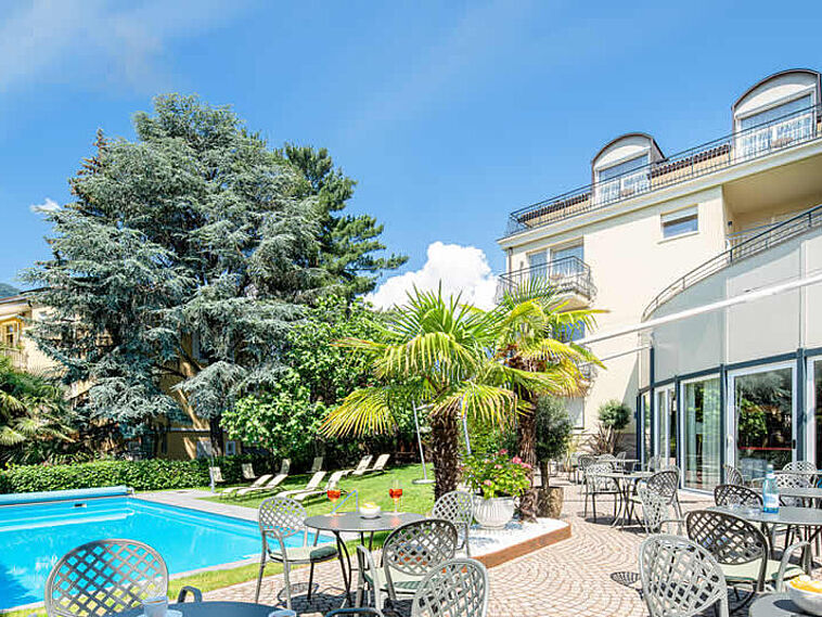 Blick auf einen Pool mit Außenterrasse