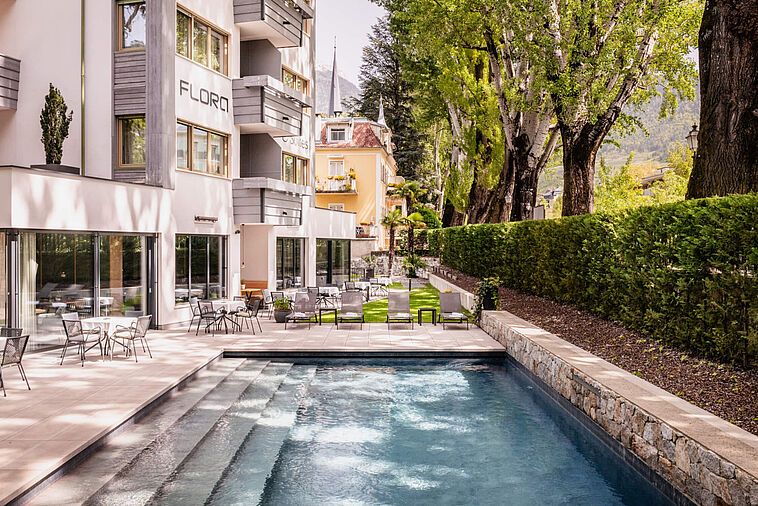 Blick auf den Pool Hotel Flora, Meran