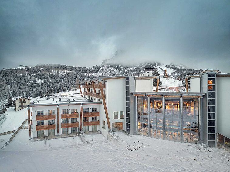 Blick auf das verschneite Panorama Hotel Brenta Dolomites