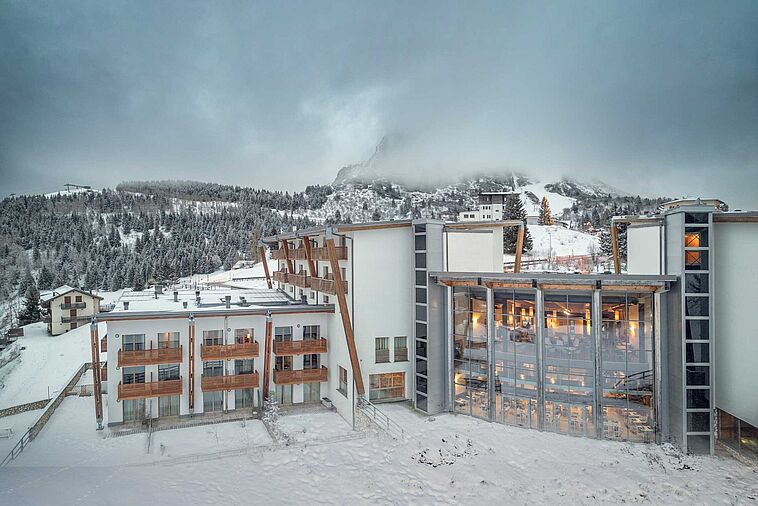 Blick auf das verschneite Panorama Hotel Brenta Dolomites