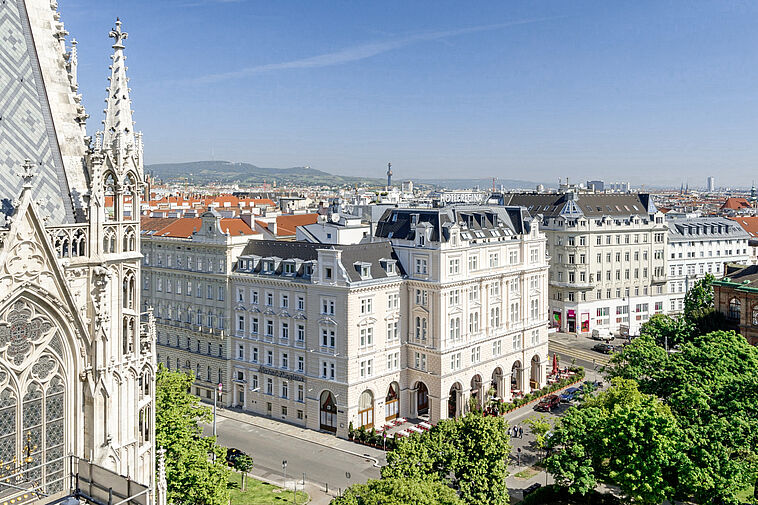 Blick auf das Hotel Regina mit dem Stephansdom am Bildrand
