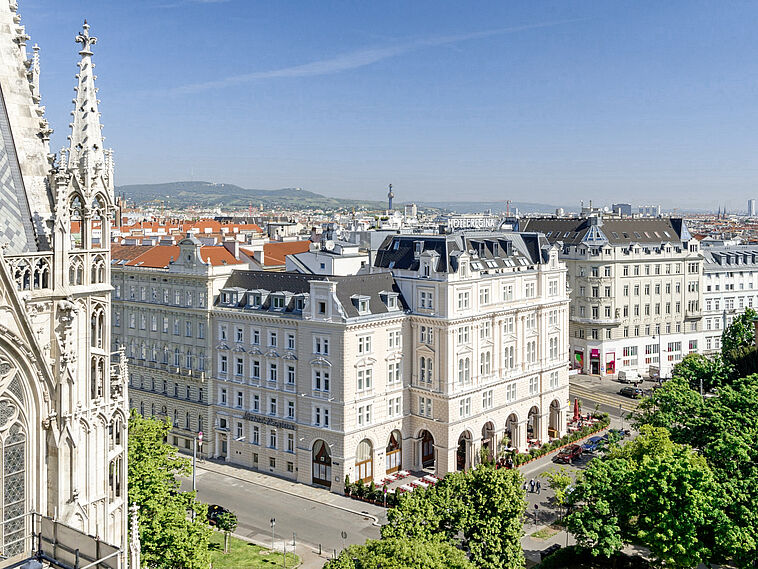 Blick auf das Hotel Regina mit dem Stephansdom am Bildrand