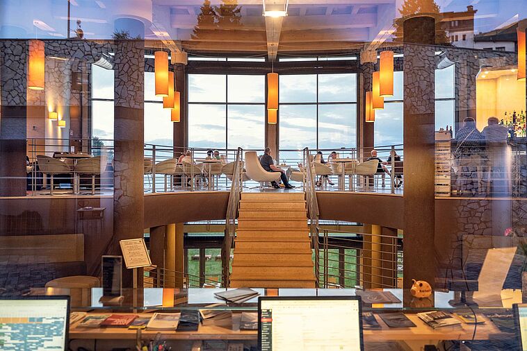 Blick in die Lobby des Panorama Hotels Brenta Dolomites