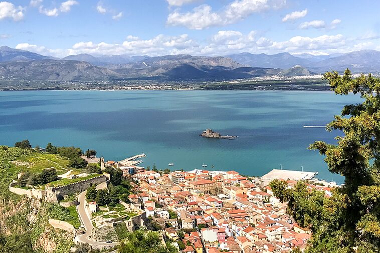 Blick auf das Städtchen Nafplion mit Küste