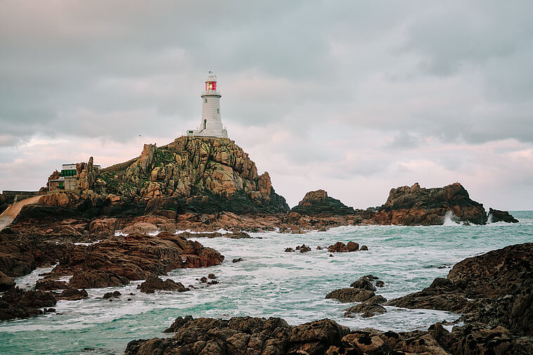 Blick auf den Leutturm von La Corbiere auf Jersey