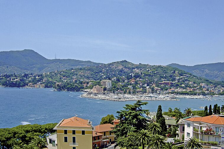 Blick über das Meer mit Häuern im Vordergrund