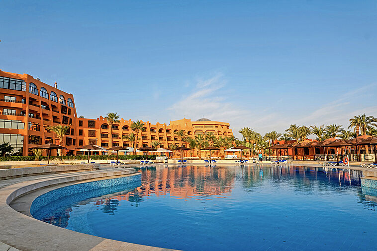 Blick über einen Pool auf ein Hotel in Ägypten