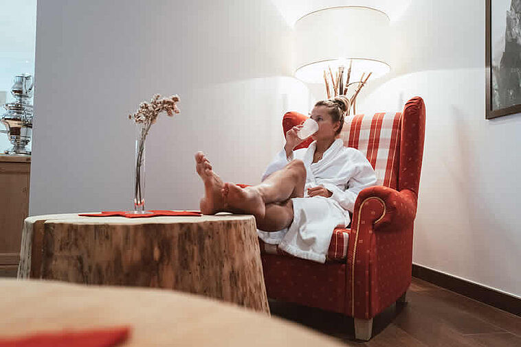 Frau sitzt im Sessel im Wellnessbereich des Eggele Boutique Hotels
