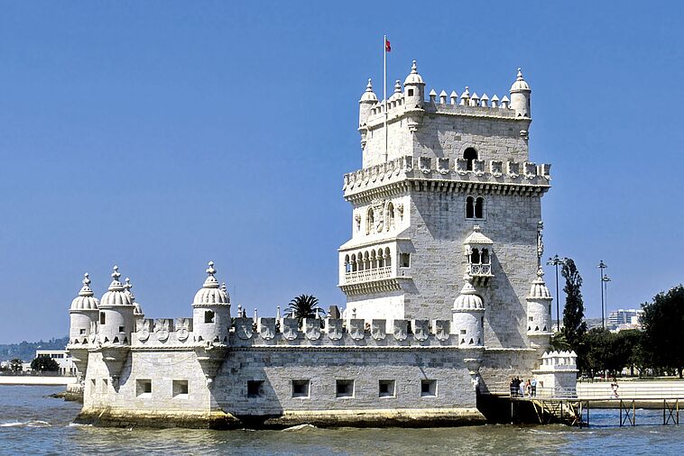 Blick auf den weißen Turm von Belem in Lissabon