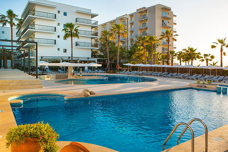 Außenansicht und Pool Hotel JS Palma Stay