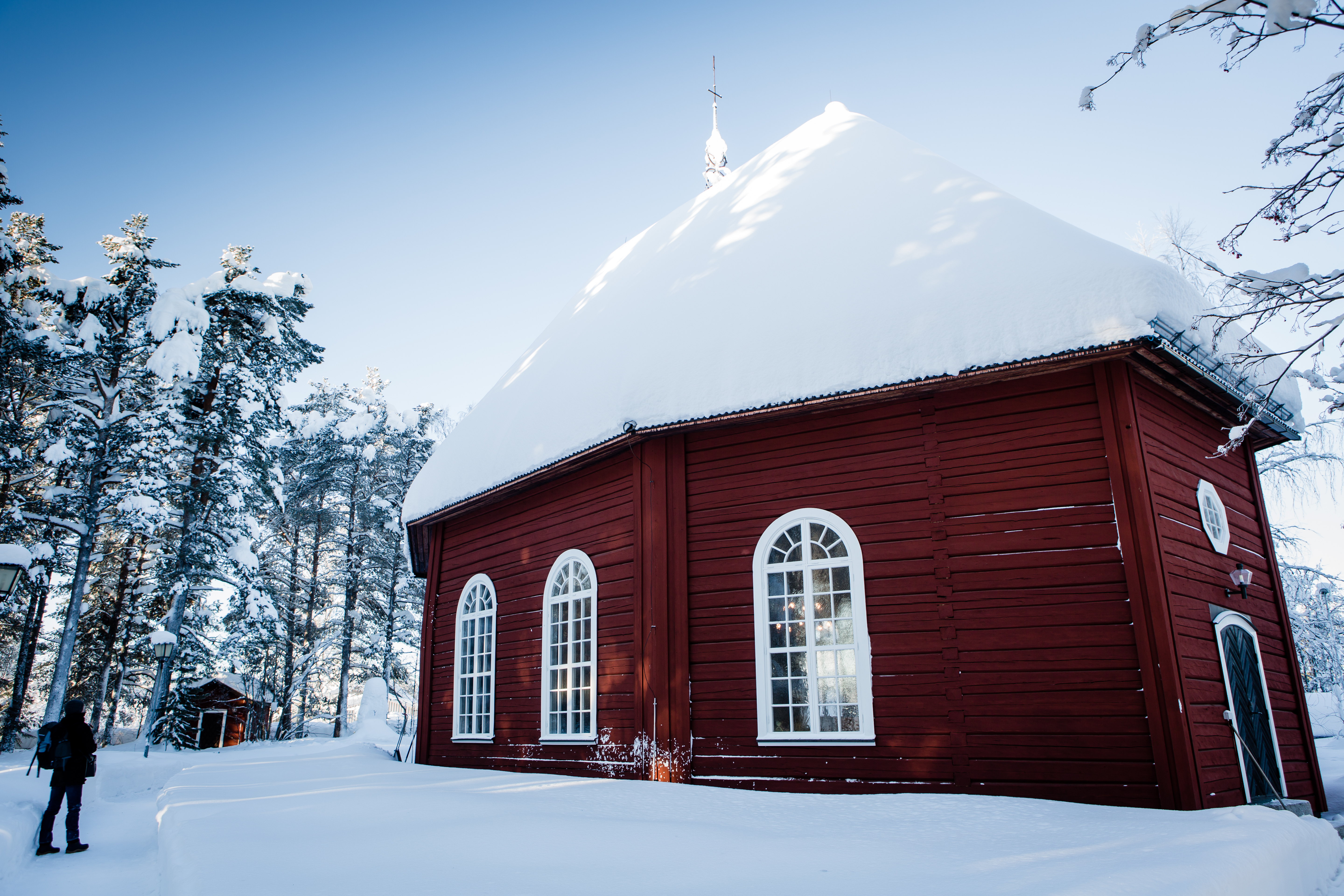 Schneebedeckte Kirche im Ort Jokkmokk